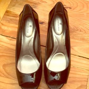 Black pumps with 21/2 inch heel